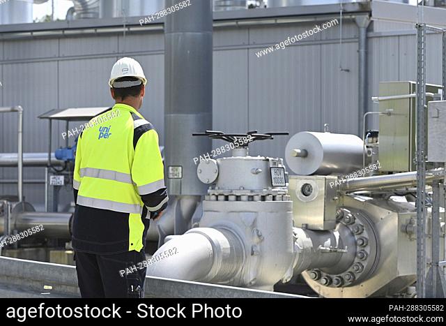 Workers at work at the Bierwang natural gas storage facility in the Muehldorf am Inn district check the gas pressure. - underriding/Bayern/Deutschland