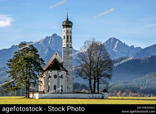 Die barocke Colomanskirche bei Schwangau vor der Kulisse der Allgäuer Alpen