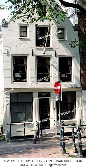 house in Leidsegracht in Amsterdam-Centrum, Amsterdam in Holland. The Leidsegracht canal, connects Herengracht, Keizersgracht and Prinsengracht and...