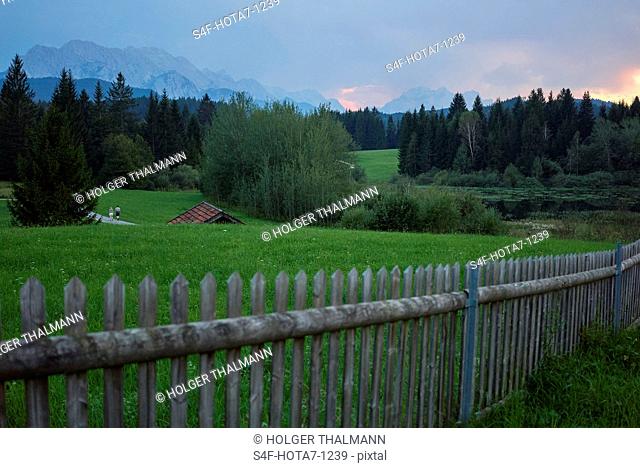 Deutschland, Bayern, Mittenwald, Landschaft mit Alpspitze bei Sonnenuntergang