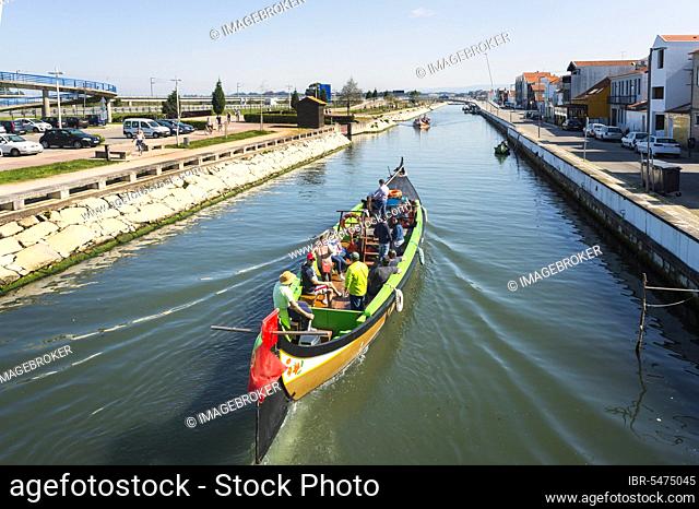 Moliceiro sailing on the Sao Roque canal, Aveiro, Venice of Portugal, Beira Littoral, Portugal, Europe