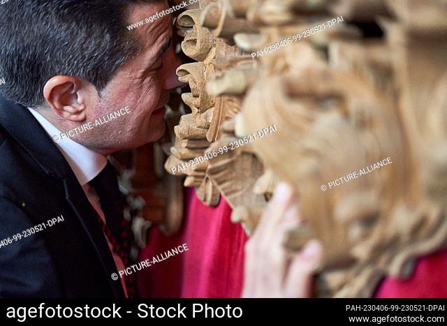 05 April 2023, Spain, Granada: Paco Rodriguez, director of the Cristo del Consuelo (Christ of Consolation), communicates with the bearers under the figure...