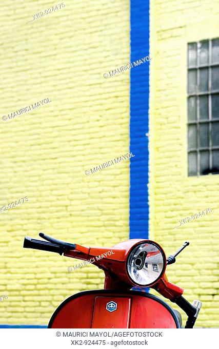 detalle de un manillar de una moto Vespa roja