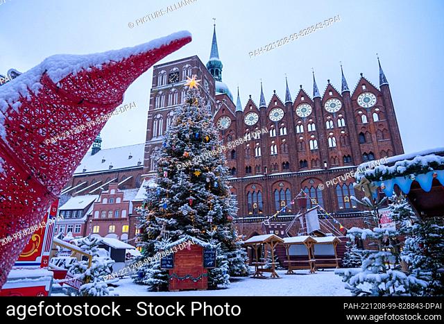 08 December 2022, Mecklenburg-Western Pomerania, Stralsund: The Christmas market at the Alter Markt in Stralsund is ""sugar-coated"" with snow