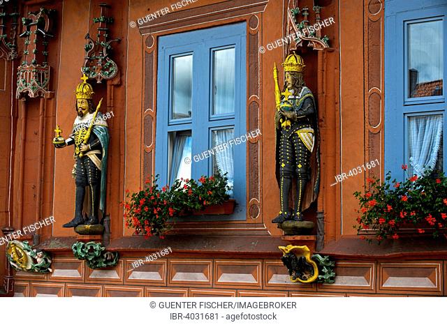 Holzskulptur deutscher Kaiser mit Krone, Zepter und Reichsapfel am Gildehaus Kaiserworth, Goslar, Harz, Niedersachsen, Deutschland