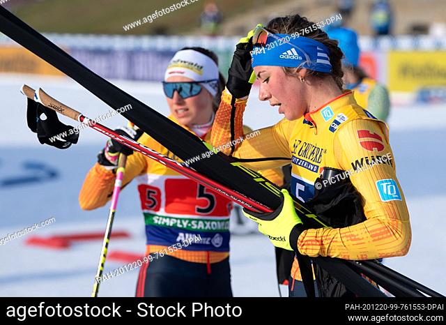 20 December 2020, Saxony, Dresden: Cross-country World Cup, team sprint freestyle, semifinals, women: Nadine Herrmann (r) and Antonia Fräbel of Germany react in...