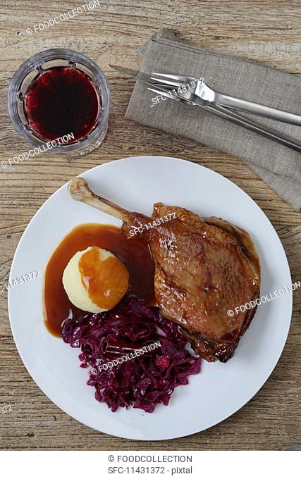 Leg of goose with red cabbage, dumplings and demi glace (seen from above)