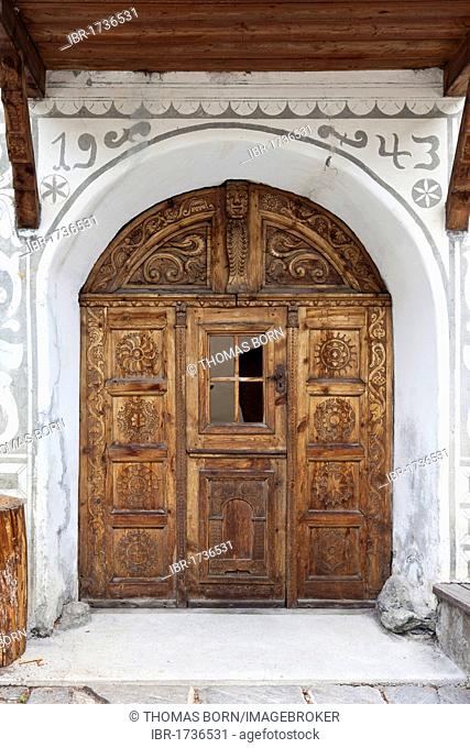 Historic doorway with woodcarving, Lower Engadine, Sent, Switzerland, Europe