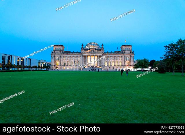 Germany: Frontal view of the Reichstag building..Photo from 7th October 2019. | usage worldwide. - Berlin/Berlin/Germany