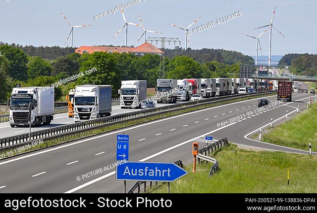 21 May 2020, Brandenburg, Frankfurt (Oder): Load days are piling up on the A12 motorway towards Poland in front of the German-Polish border crossing