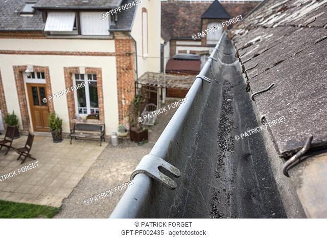 THE MAINTENANCE OF ZINC GUTTERS ON THE ROOF OF A PRIVATE HOUSE