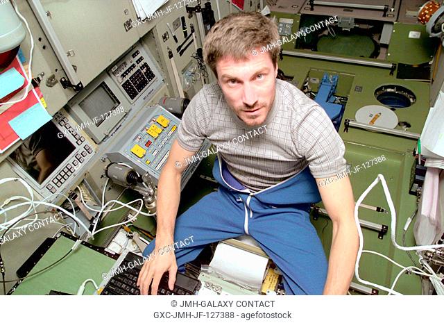Cosmonaut Sergei K. Krikalev, Expedition 1 flight engineer, works at a computer station in the Zvezda Service Module aboard the Earth-orbiting International...