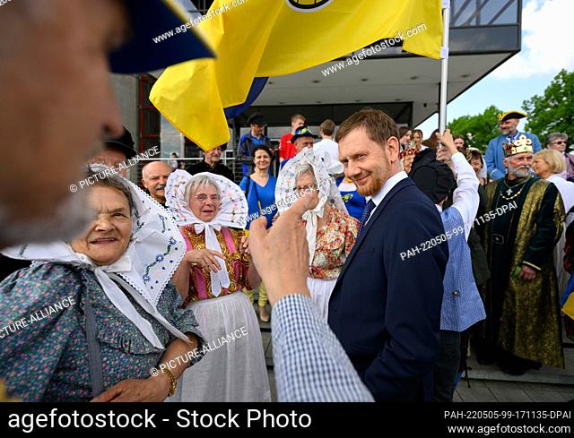 05 May 2022, Saxony, Dresden: Michael Kretschmer (CDU, r.), Prime Minister of Saxony speaks with representatives of associations from the region after handing...