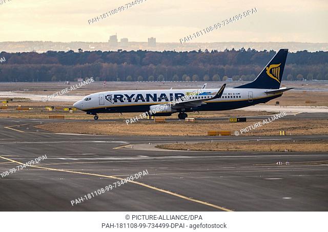 08 November 2018, Hessen, Frankfurt/Main: Shortly after landing, a passenger aircraft of the airline Ryanair rolls on the tarmac of Frankfurt Airport