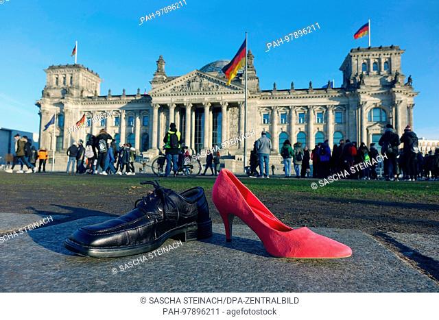 07.12.2017, Tiergarten, Platz der Republik, Berlin, Two different shoes on the ground outside the Reichstag building. | usage worldwide