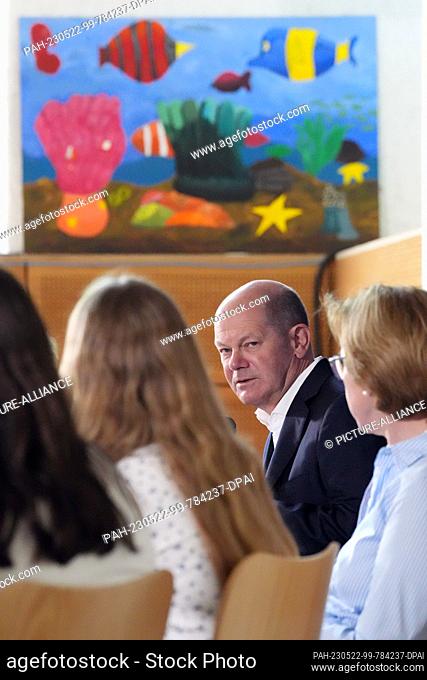 22 May 2023, Brandenburg, Kleinmachnow: Chancellor Olaf Scholz (SPD) visits the Eigenherd School on the occasion of the EU Project Day and answers the questions...