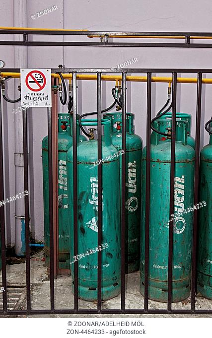 Gasflaschen von Petronas, Chiang Mai, Thailand, Südostasien Gas cylinders of Petronas, Chiang Mai, Thailand, Southeast Asia