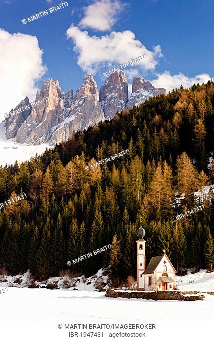 Ranuikirche church in Villnoess, behind the Odle peaks, Dolomites, South Tyrol, Italy, Europe