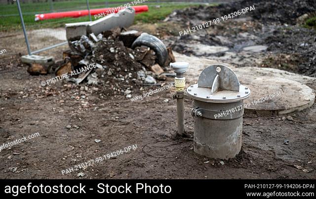 27 January 2021, Lower Saxony, Vögelsen: Rubbish lies behind the well head on the construction site of the planned Coca-Cola well