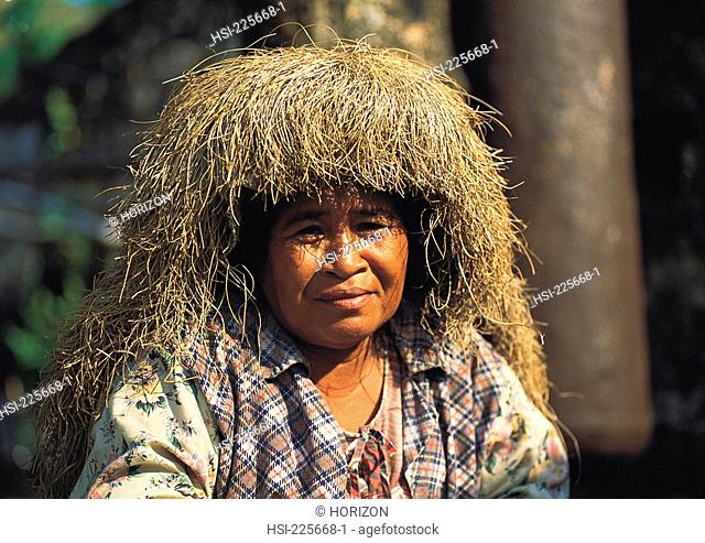 Philippines, Batanes, Ivatan people, Old woman wearing traditional grass Suot hat