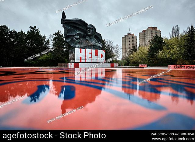 15 April 2022, Berlin: A monument to Ernst Thälmann, former chairman of the Communist Party of Germany (KPD), stands in front of houses in Ernst Thälmann Park...