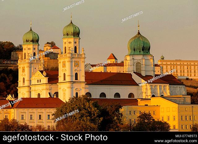 View to the cathedral Saint Stephan, Veste Upper House behind, Passau, Lower Bavaria, Bavaria, Germany