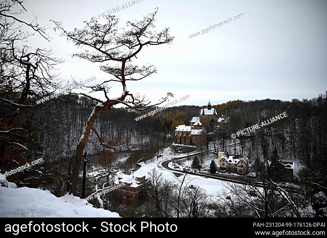 04 December 2023, Saxony, Kriebstein: Kriebstein Castle is covered in snow. Built in the 14th century, the castle is considered the most beautiful knight's...