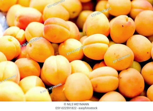 frische gesunde pfirsiche aprikosen auf dem markt