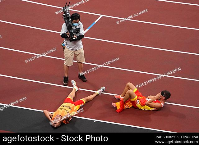 29 August 2021, Japan, Tokio: Paralympics: Athletics, men's 400m final, at the Olympic Stadium. Gerard Descarrega Puigdevall from Spain and his guide Guillermo...