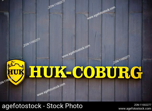 Mainz, Deutschland - Juli 06, 2017: Das gelbe Firmenschild und Logo des Versicherungsunternehmens HUK Coburg an einer Blechfassade eines Bürohauses am 06