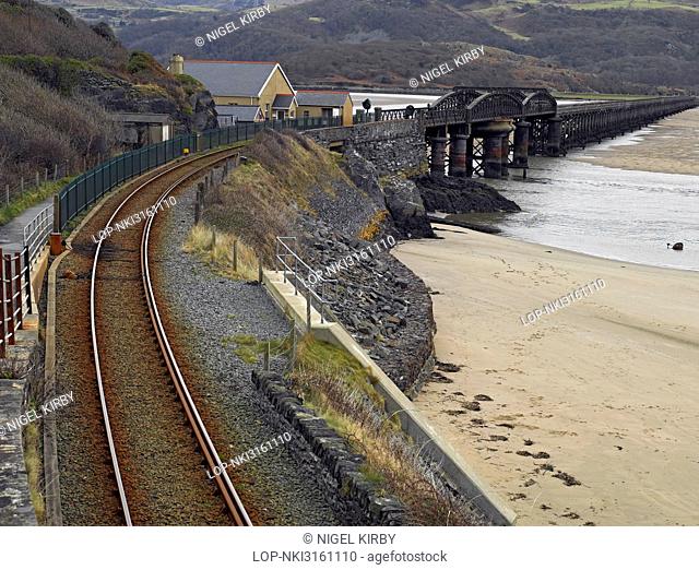 Wales, Gwynedd, Barmouth. Barmouth Bridge, a single track railway over the estuary of the Afon Mawddach river at low tide