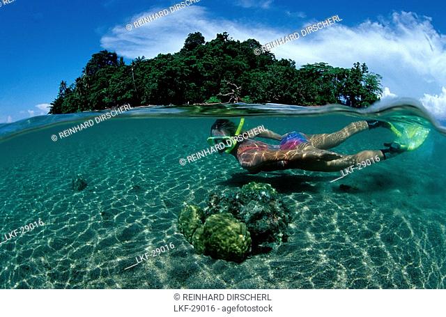 Schnorcheln vor tropischer Insel, Snorkeling, scin, scin diver, split image