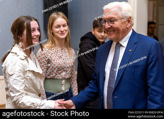 11 October 2022, Mecklenburg-Western Pomerania, Neustrelitz: German President Frank-Walter Steinmeier meets with young people for a round of talks at the...