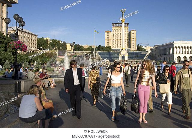 Ukraine, Kiev, independence place, Memorial column, passer-bys, Europe, Eastern Europe, capital, sight, downtown, venue, place of the independence