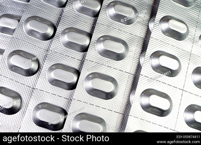 Makroaufnahme Tabletten in silbener Blisterverpackung