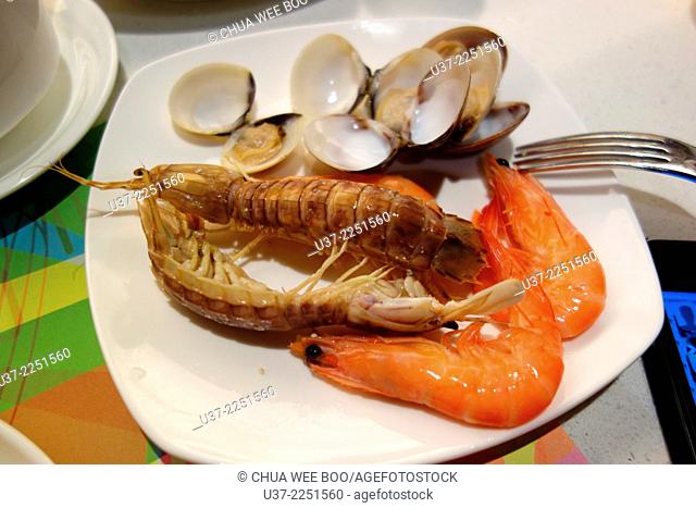 Steamed prawns and clams