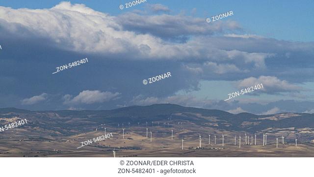 Unzählige Windräder auf den Hügeln des Apennins sorgen wie hier in der Region Molise für Energie