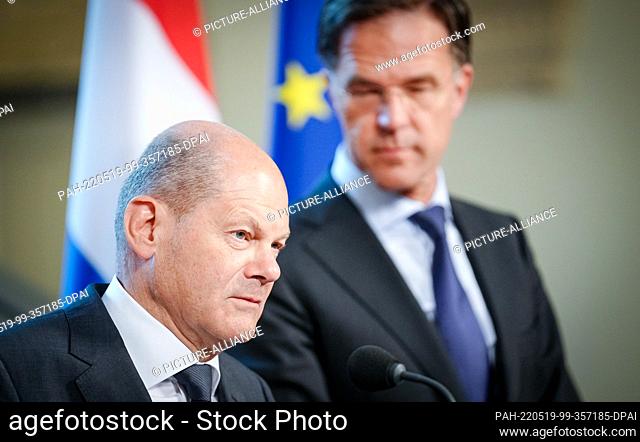 19 May 2022, Netherlands, Den Haag: German Chancellor Olaf Scholz (SPD) and Mark Rutte (r), Prime Minister of the Netherlands