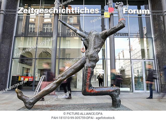 09 October 2018, Saxony, Leipzig: Bronze sculpture ""Der Jahrhundertschritt"" by Mattheuer 1984 stands in front of the Zeitgeschichtliches Forum Leipzig