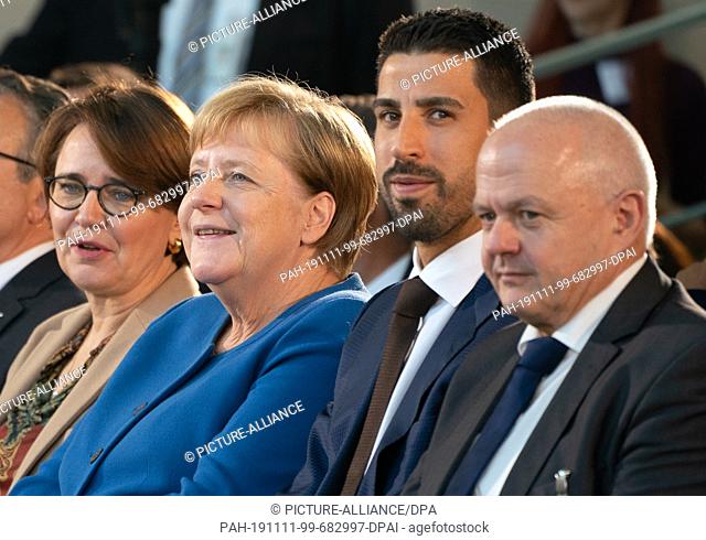 11 November 2019, Berlin: Federal Chancellor Angela Merkel (CDU) sits at the National Integration Award ceremony alongside Annette Widmann-Mauz (CDU, l)