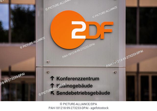 01 September 2018, Rhineland-Palatinate, Mainz: The ZDF logo is attached to Stehle on the outside area. The Second German Television (ZDF) is one of the largest...