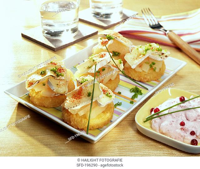 Potato cakes with pear and Camembert, with cranberry cream