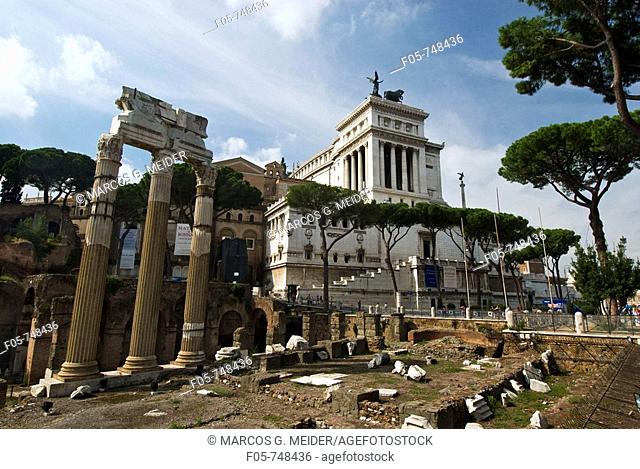 Corinthian columns on Julius Caesar«s forum with the monument to Vittorio Emanuele II at background  Via dei Fori Imperiali  Rome, Lazio, Italy