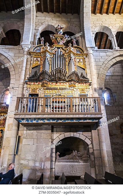 Órgano en el Monasterio de Santa María. Xunqueira de Ambía. Orense. Galicia. Spain