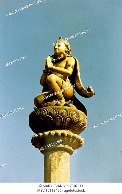 Patan: statue of King Yoganarendra Malla in Durbar Square