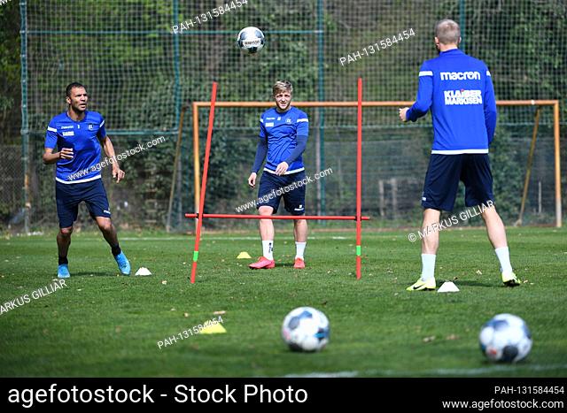 left to right Daniel Gordon (KSC), Justin Moebius (KSC), Philipp Hofmann (KSC). GES / Football / 2.Bundesliga: First training session of Karlsruher SC after the...