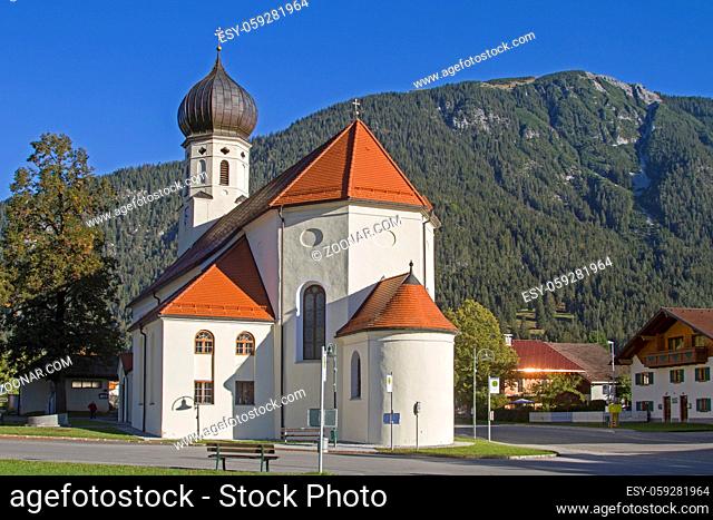 Die Pfarrkirche St. Sebastian in Weissenbach am Lech in Tirol