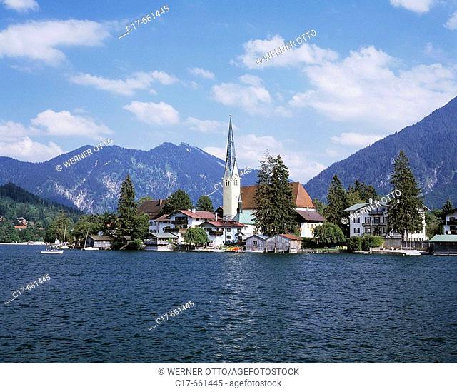 Germany, Rottach-Egern, Tegernsee Lake, Tegernsee Valley, Alps, Upper Bavaria, Bavaria, lake promenade, Saint Laurentius Church, Late Gothic, mountains