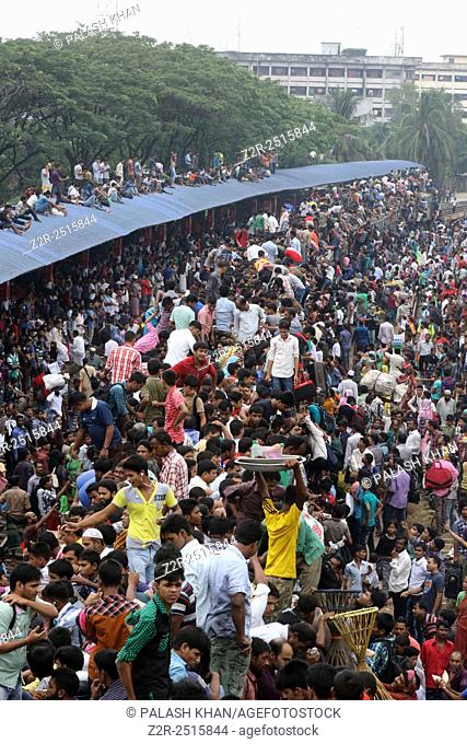 Bangladeshi Muslims crowd onto a train to head home to their respective villages ahead of Eid-ul Azha September 23, 2015 in Dhaka, Bangladesh