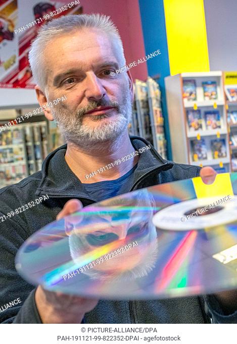 13 November 2019, Mecklenburg-Western Pomerania, Parchim: Video store and film expert Maik Micheel looks into the shelves of the video store ""Video Aktuell""